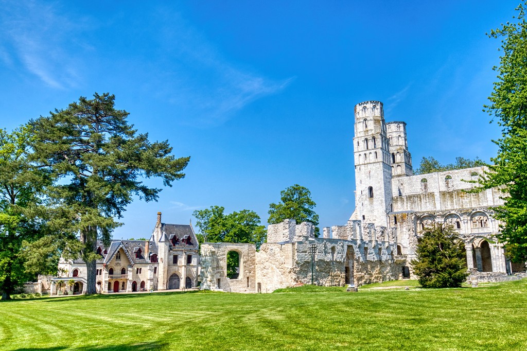 hdr abdij van Jumieges abbaye ruine religie religion rooms katholiek kerkfotografie kerk basiliek kathedraal Jumièges erfgoed christus maria
